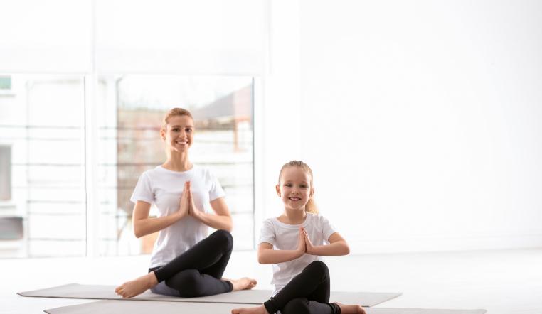 Aidez votre enfant à gérer ses émotions avec le yoga relationnel 